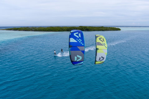 Duotone Rebel SLS LEI kite lors du kitesurf dans un lagon océanique tropical avec une petite île