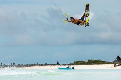 Duotone Select Concept Blue Twin-Tip Kiteboard beim Kitesurfen in der tropischen Strandlagune