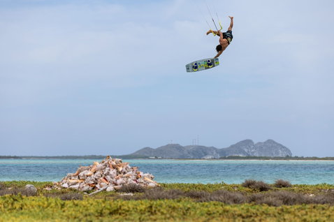 Duotone Select Concept Blue Twin-Tip Kiteboard beim Kitesurfen in einer tropischen Lagunenküste
