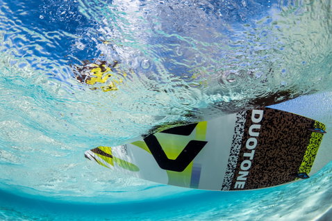 Duotone Select Concept Blue Twin-Tip Kiteboard beim Kitesurfen im Ozean