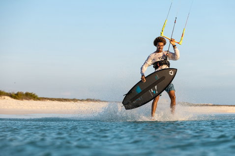 Duotone Volt SLS Concept Blue tabla de kitesurf haciendo kitesurf en la playa