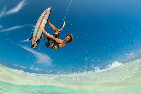 Tabla de surf sin straps Duotone Volt SLS durante el kitesurf en el océano tropical