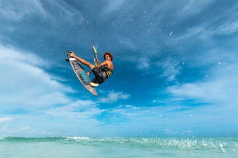 Tabla de kitesurf Duotone Volt SLS durante el kitesurf en la playa del océano