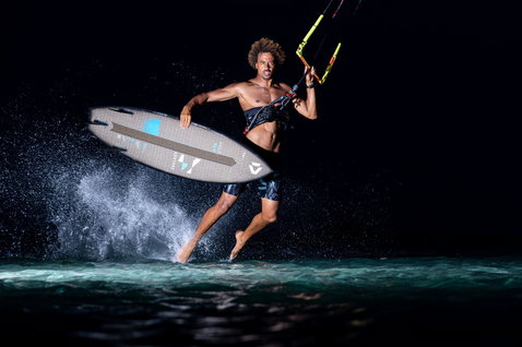 Tabla de kitesurf Duotone Volt SLS durante el kitesurf en el océano de noche