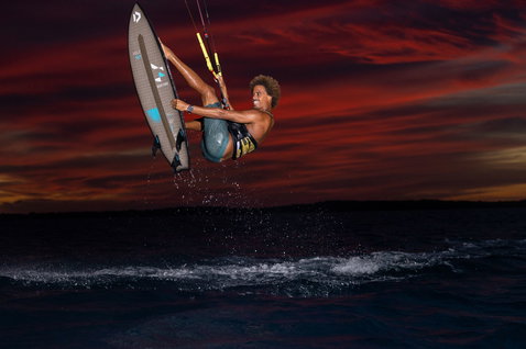 Tabla de kitesurf Duotone Volt SLS Concept Blue durante el kitesurf en mar abierto