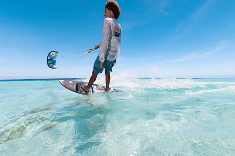 Tabla de kitesurf Duotone Volt SLS durante kitesurf en laguna tropical de aguas planas