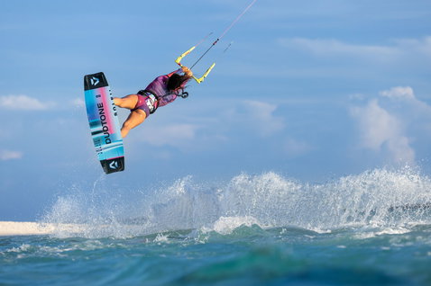 Duotone Click Bar Quad Control SLS 2024 control bar during kitesurfing at the ocean beach