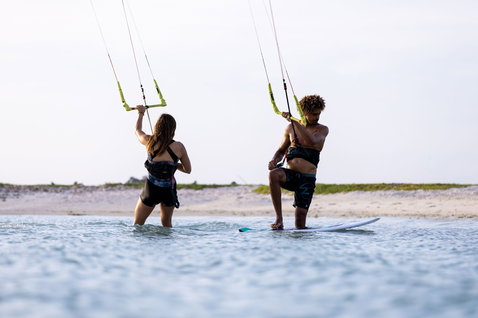 Duotone Click Bar Quad Control control bar during kitesurfing in a shallow water lagoon