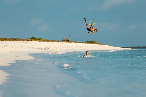 Duotone Click Bar Quad Control Select SLS control bar during kitesurfing at a tropical beach
