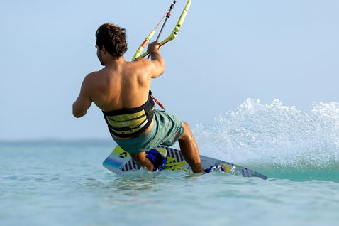 Duotone Entity Ergo 2024 twin-tip kiteboard while kitesurfing on the ocean