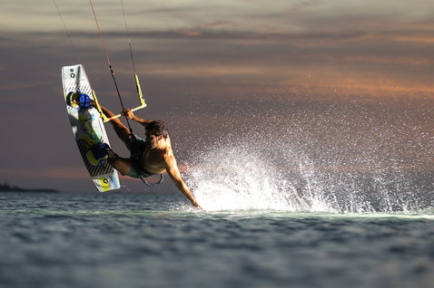 Duotone Entity Ergo 2024 twin-tip kiteboard while kitesurfing on open ocean water