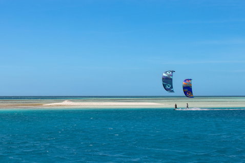 Duotone Vario Combo 2024 SLS LEI kite pendant le kitesurf dans un lagon tropical avec banc de sable