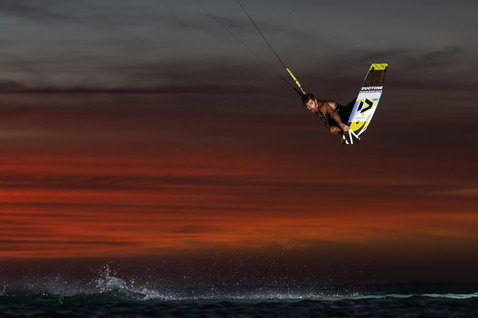 Duotone Vario Combo Select twin-tip kiteboard pendant le kitesurf sur la plage de l'océan