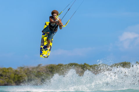 Duotone Jaime SLS Prallschutzweste beim Kitesurfen in einer tropischen Küstenlagune am Meeresrand