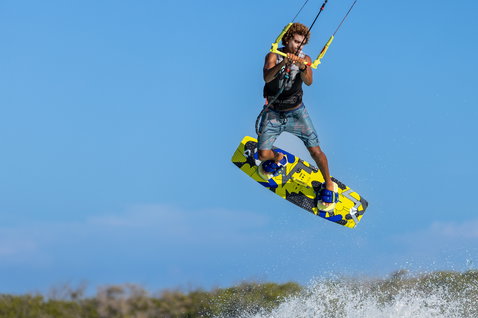 Duotone Kite Vest Waist SLS Impact-Weste beim Kitesurfen am Meer