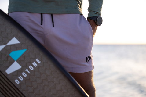 Duotone Concept Blue Sweat Shorts beim Kitesurfen am Strand in Venezuela