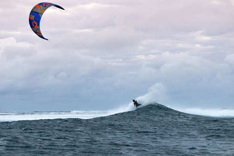 Duotone Neo SLS LEI kite lors d'une session de surf de vagues en océan ouvert