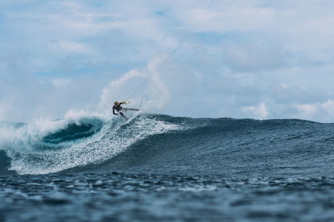 Duotone Neo SLS kite LEI lors de surf de vagues sur un spot de vagues tropical en océan ouvert