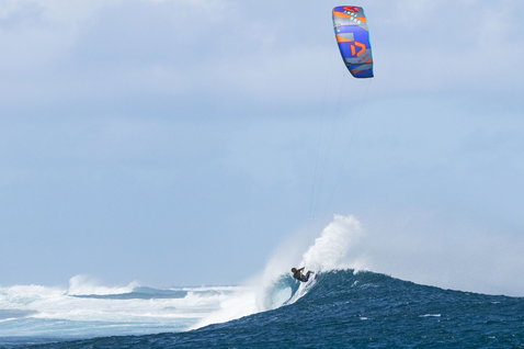 Duotone Neo SLS kite LEI lors de surf de vagues sur une plage océanique