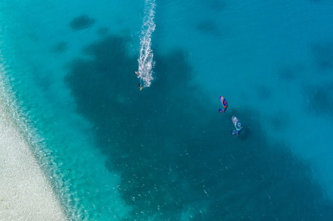 Duotone Neo SLS LEI kite lors d'une session de kitesurf dans les eaux tropicales peu profondes avec plage de sable