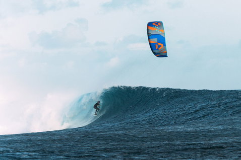 Duotone Neo SLS LEI kite lors du surf de vagues sur un grand break océanique à l'île Maurice