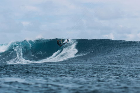 Duotone Neo SLS kite LEI pendant le surf de vagues en océan ouvert sur récif