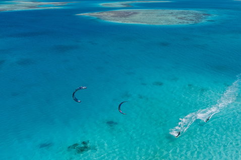 Kite LEI Duotone Neo SLS pendant le kitesurf sur lagon tropical au récif de corail