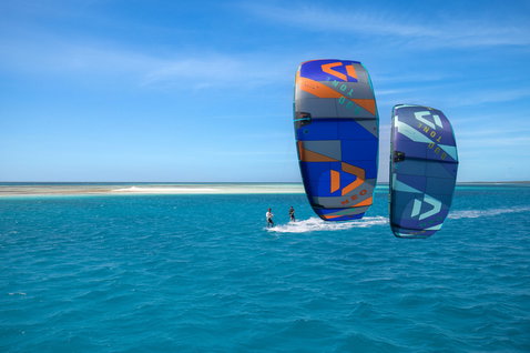 Duotone Neo SLS LEI kite en kitesurf dans un lagon océanique tropical
