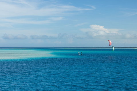 Duotone Neo 2025 LEI kite during kitesurfing in a tropical ocean lagoon