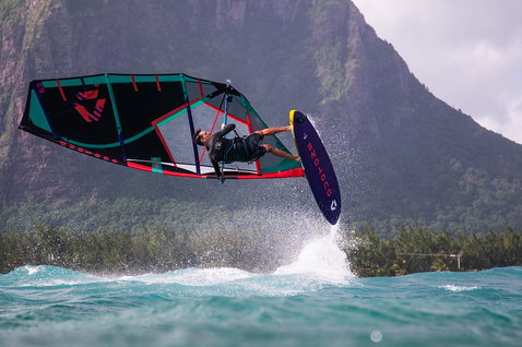 Duotone_Windsurfing_Idol-LTD_Action-Shots_1