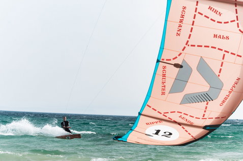 Duotone Evo SLS LEI Kite 12m beim Kitesurfen am Strand am Meer