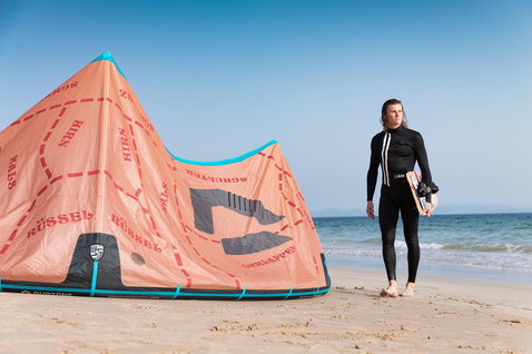 Duotone Evo SLS LEI Kite beim Kitesurfen am Strand am Meer