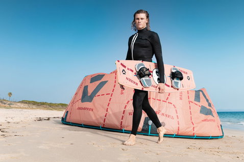 Duotone Evo SLS LEI Kite Pink Pig Limited Edition beim Kitesurfen am Strand am Meer