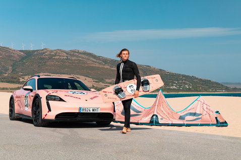 Duotone Evo SLS Pink Pig Limited Edition LEI Kite beim Kitesurfen am Strand mit Küstenstraße