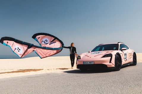 Duotone Evo SLS Pink Pig Limited Edition LEI Kite 12m beim Kitesurfen am Ozeanstrand