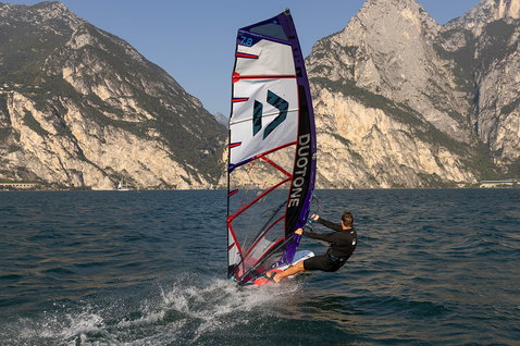 Duotone_Windsurfing_Warp_Fin_Action-Shots_1