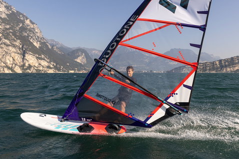Duotone Falcon Fin D/LAB planche de windsurf lors du windsurf freeride sur un lac alpin