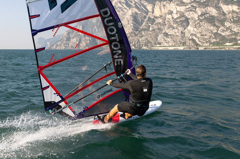 Duotone Falcon Fin D/LAB 2024 planche de windsurf lors de la planche à voile sur lac alpin avec panorama montagneux