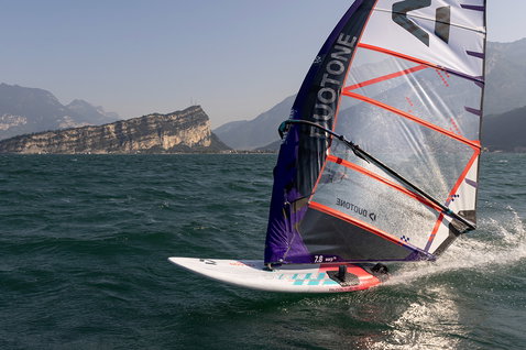 Duotone Falcon Fin D/LAB planche de windsurf en train de faire du windsurf sur un lac de montagne