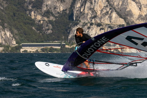 Planche de windsurf Duotone Falcon_Fin D/LAB lors du windsurf sur un lac de montagne