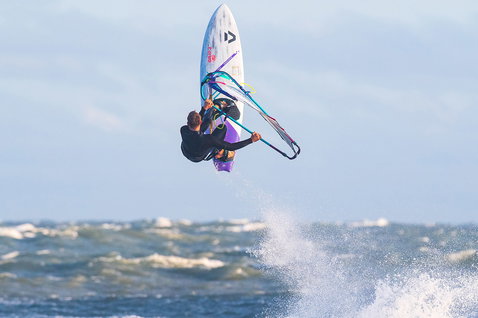 Duotone Grip 4 >< Grip 3 D/LAB windsurf board during windsurfing on the open ocean