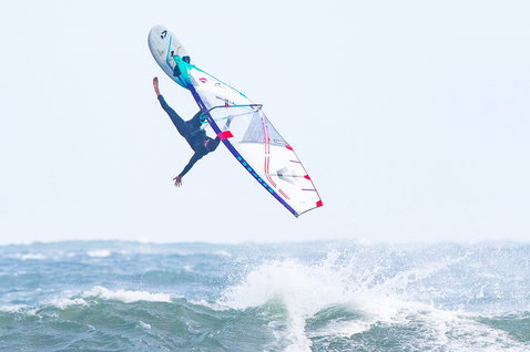 Duotone Grip 4 >< Grip 3 D/LAB windsurf board during windsurfing at the ocean beach