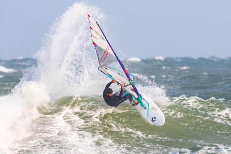 Duotone Grip 4 >< Grip 3 D/LAB windsurf board during wave riding on ocean beach