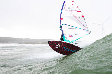 Duotone Grip 4 x Grip 3 D/LAB windsurf board during wave riding at the ocean beach