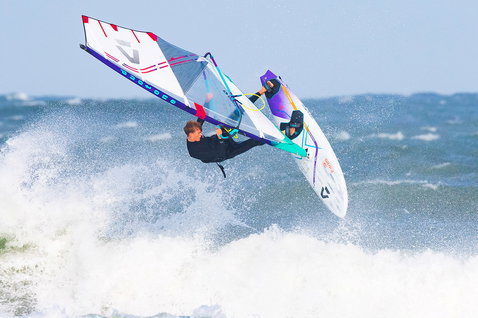 Duotone Grip 4 >< Grip 3 D/LAB windsurf board during wave riding in the ocean