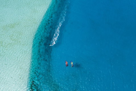 Duotone Dice SLS LEI kite lors du kitesurf au-dessus d'un océan tropical avec récif