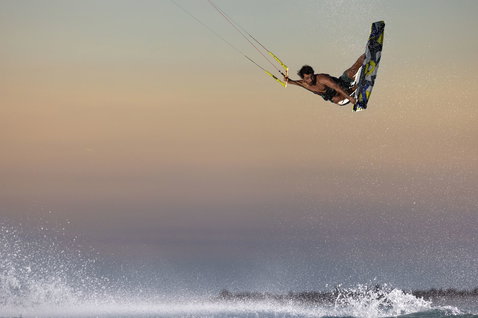 Duotone Dice SLS LEI kite lors du kitesurf sur la plage