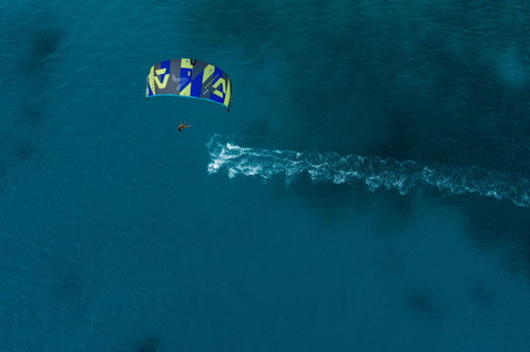 Duotone Dice SLS LEI kite lors d'une session de kitesurf sur l'océan ouvert