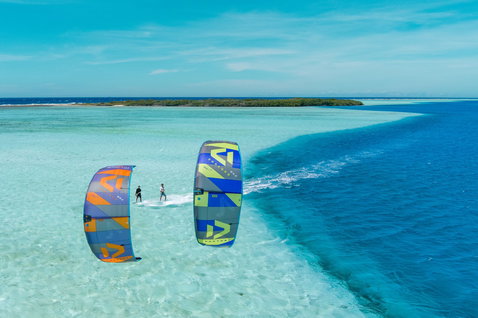 Duotone Dice SLS LEI kite lors d'une session de kitesurf dans un lagon tropical