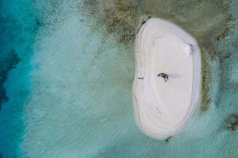 Duotone Dice SLS LEI kite lors d'une session de kitesurf dans un lagon tropical peu profond avec banc de sable